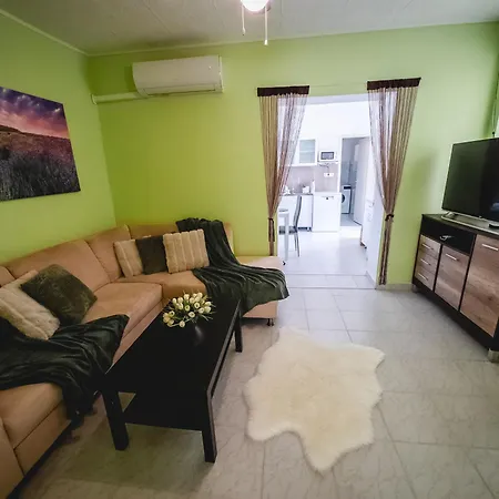Szoloszem Vendeghaz Holiday home *